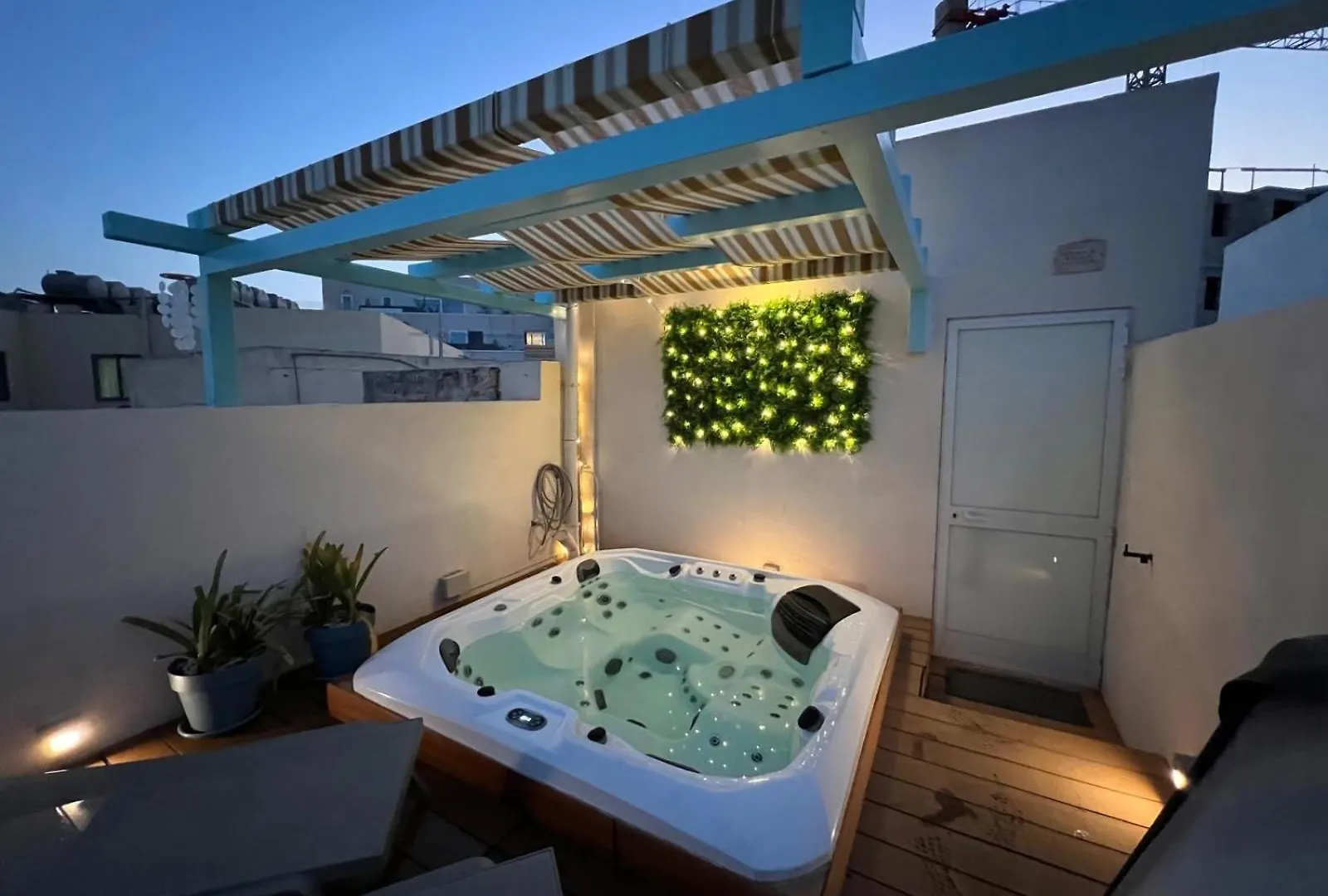 Amazing 4-Bedroom Sliema Town House With Jacuzzi Malta