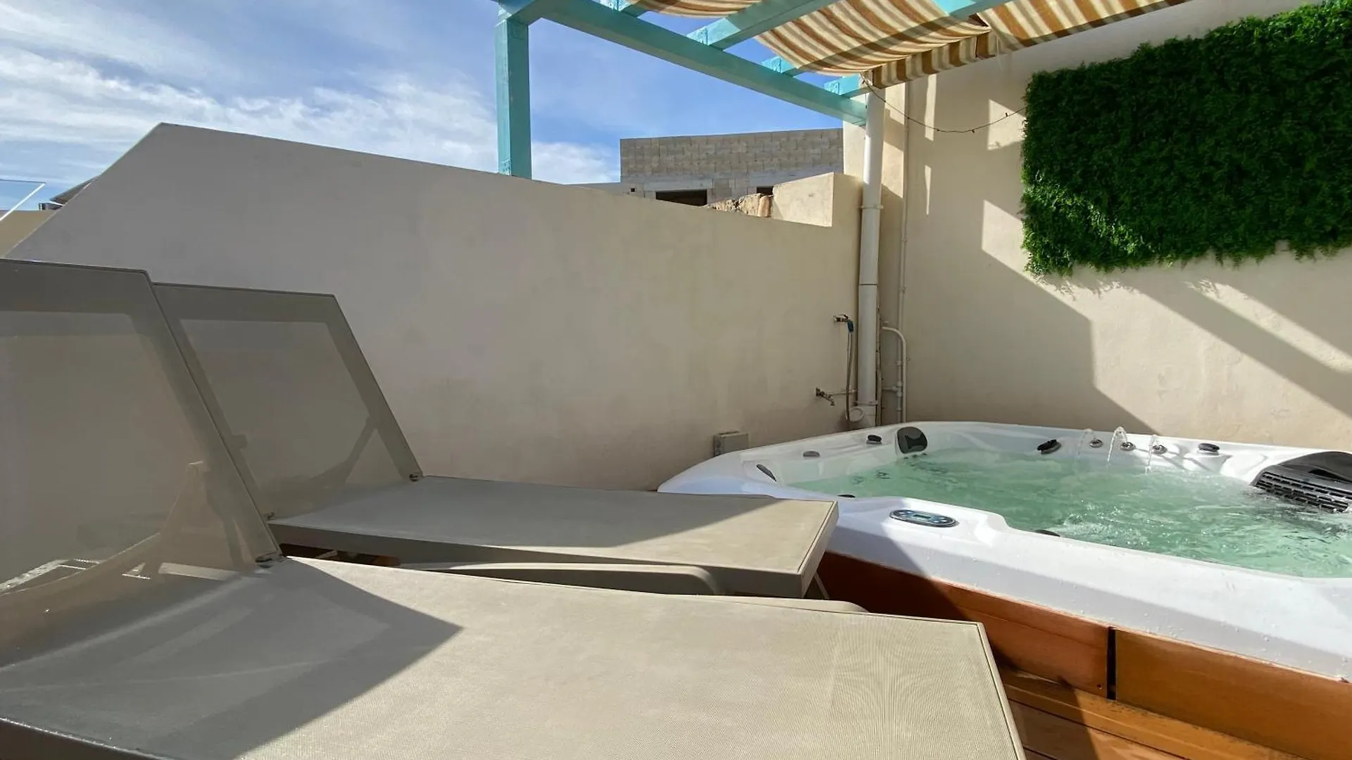 Feriehus Amazing 4-Bedroom Sliema Town House With Jacuzzi