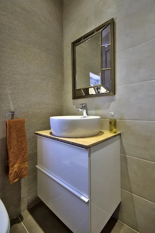 Amazing 4-Bedroom Sliema Town House With Jacuzzi