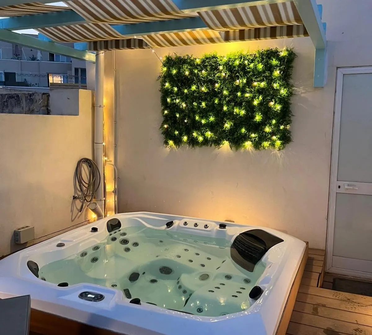 Amazing 4-Bedroom Sliema Town House With Jacuzzi Dom wakacyjny