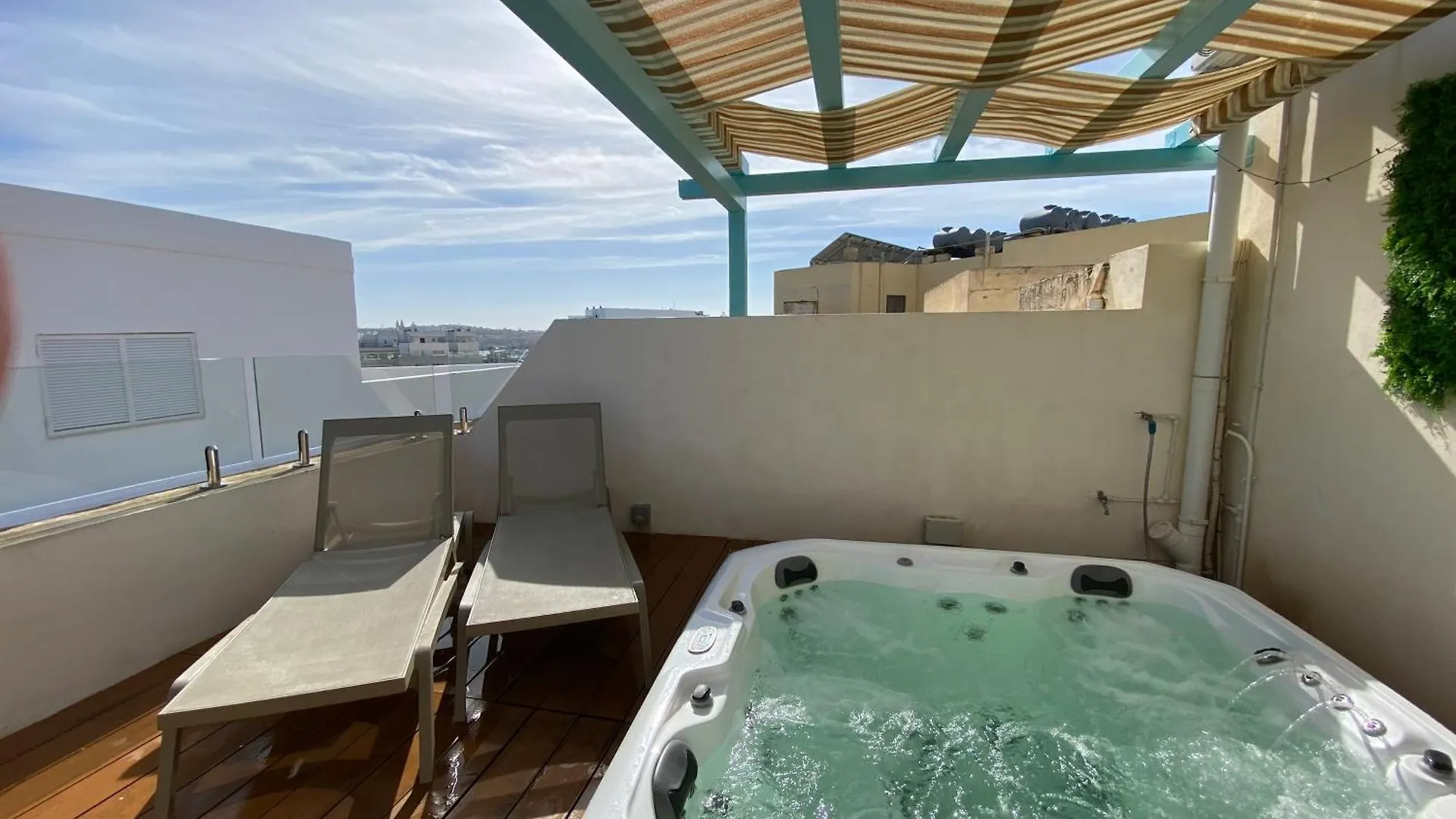 Amazing 4-Bedroom Sliema Town House With Jacuzzi 0*,  Malta