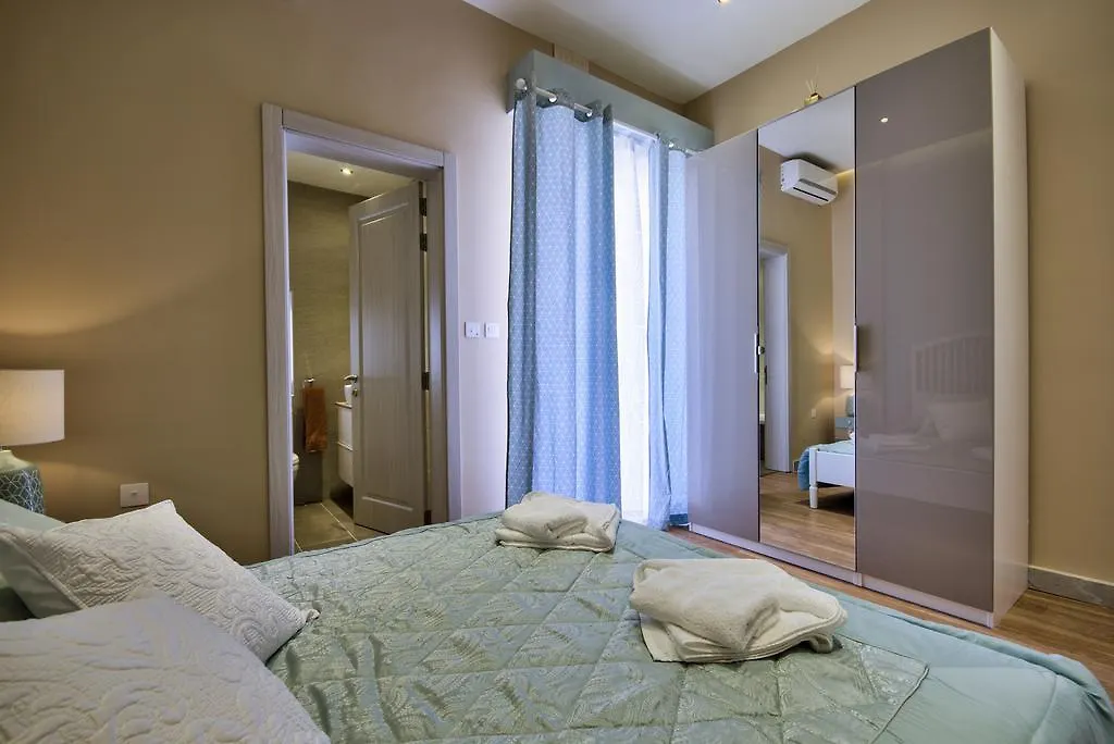 Dom wakacyjny Amazing 4-Bedroom Sliema Town House With Jacuzzi Malta