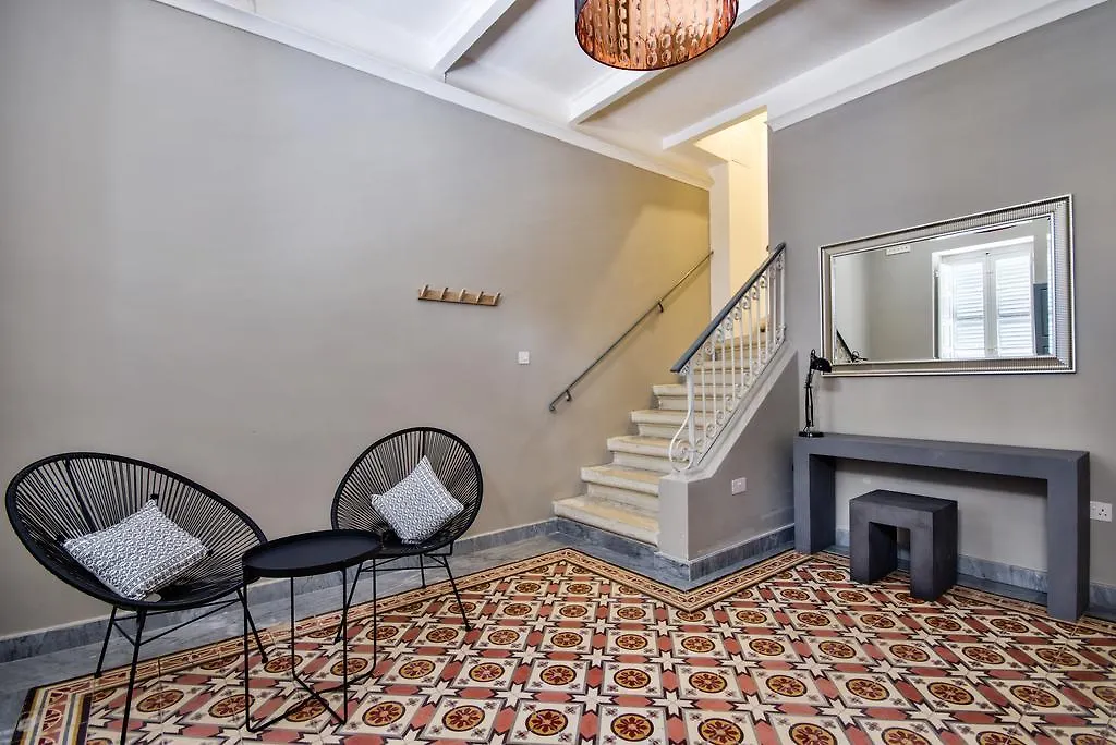 Amazing 4-Bedroom Sliema Town House With Jacuzzi 0*,