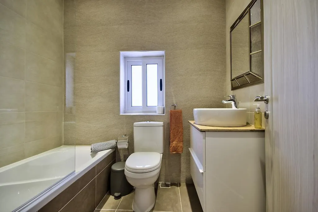 Amazing 4-Bedroom Sliema Town House With Jacuzzi Dom wakacyjny
