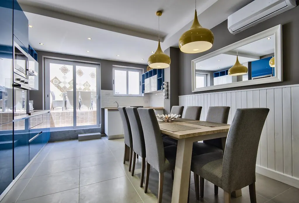 Amazing 4-Bedroom Sliema Town House With Jacuzzi Dom wakacyjny