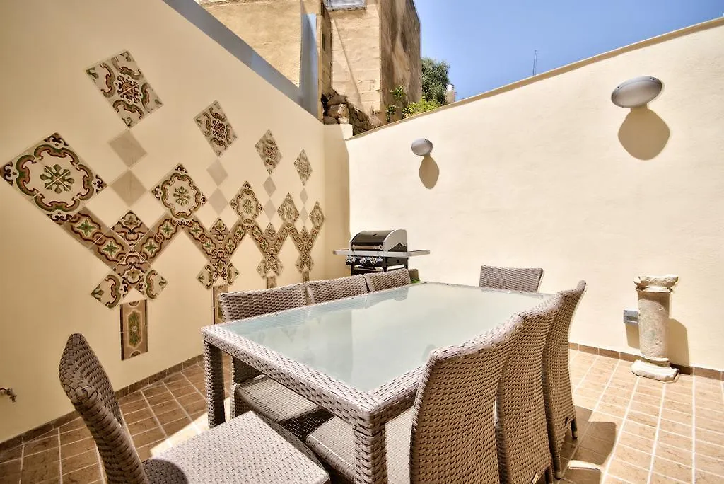 Amazing 4-Bedroom Sliema Town House With Jacuzzi