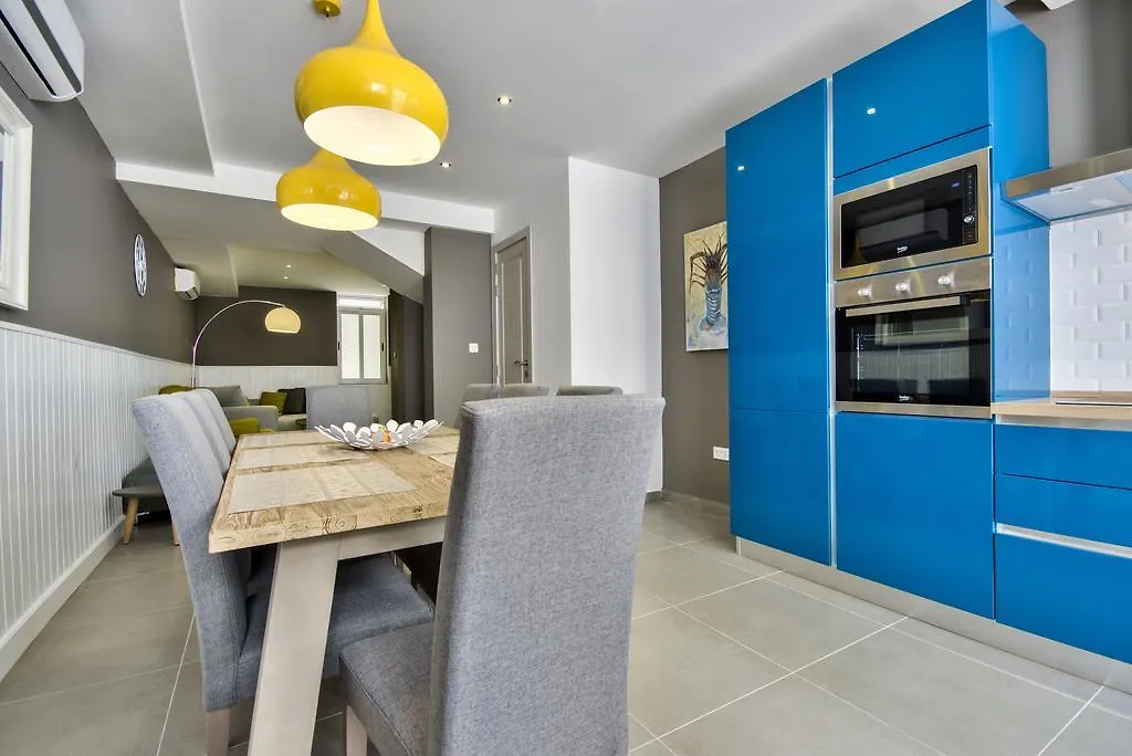 Amazing 4-Bedroom Sliema Town House With Jacuzzi Malta