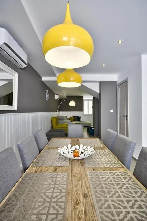 Dom wakacyjny Amazing 4-Bedroom Sliema Town House With Jacuzzi