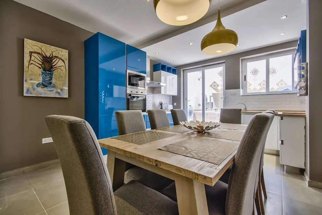Amazing 4-Bedroom Sliema Town House With Jacuzzi 0*,  Malta