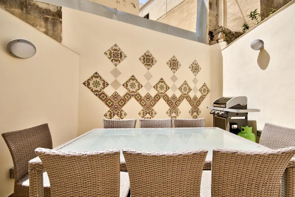 Dom wakacyjny Amazing 4-Bedroom Sliema Town House With Jacuzzi Malta