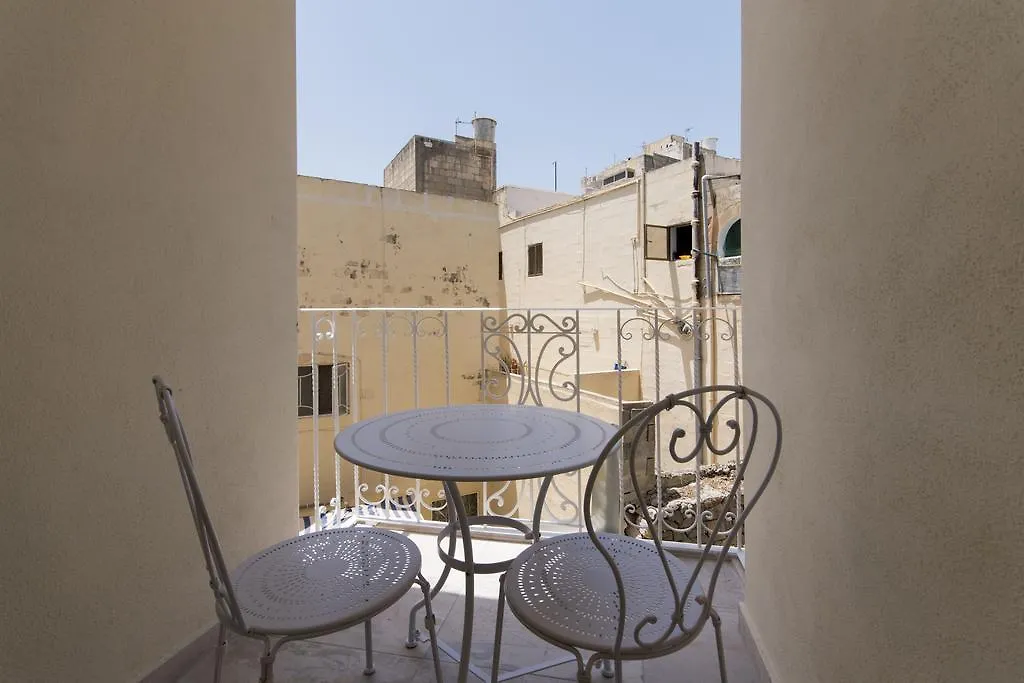 Amazing 4-Bedroom Sliema Town House With Jacuzzi