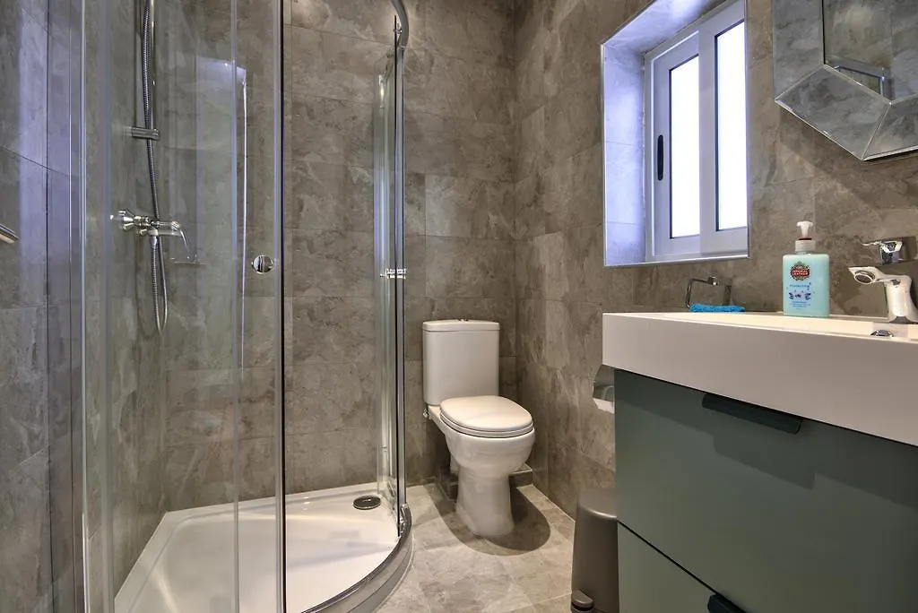 Amazing 4-Bedroom Sliema Town House With Jacuzzi 0*,  Malta