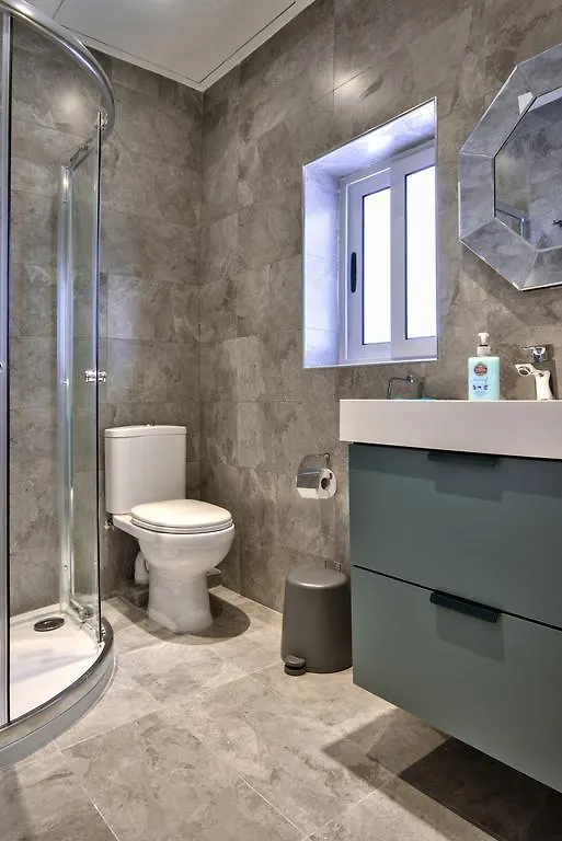 Dom wakacyjny Amazing 4-Bedroom Sliema Town House With Jacuzzi